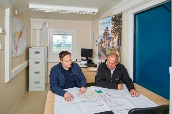 1006-Planning-meeting-in-an-ECOlink-office-cabin-960x640-1 32Ft ECOlink Meeting Room Cabin