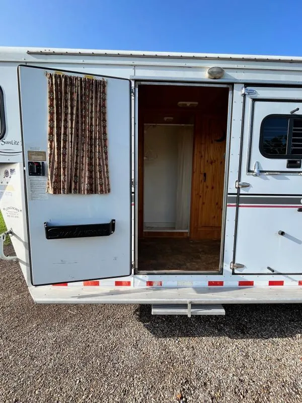 2004 Sundowner 3 Horse Weekender Horse Trailer