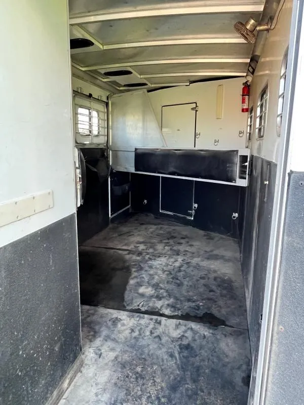 2004 Sundowner 3 Horse Weekender Horse Trailer