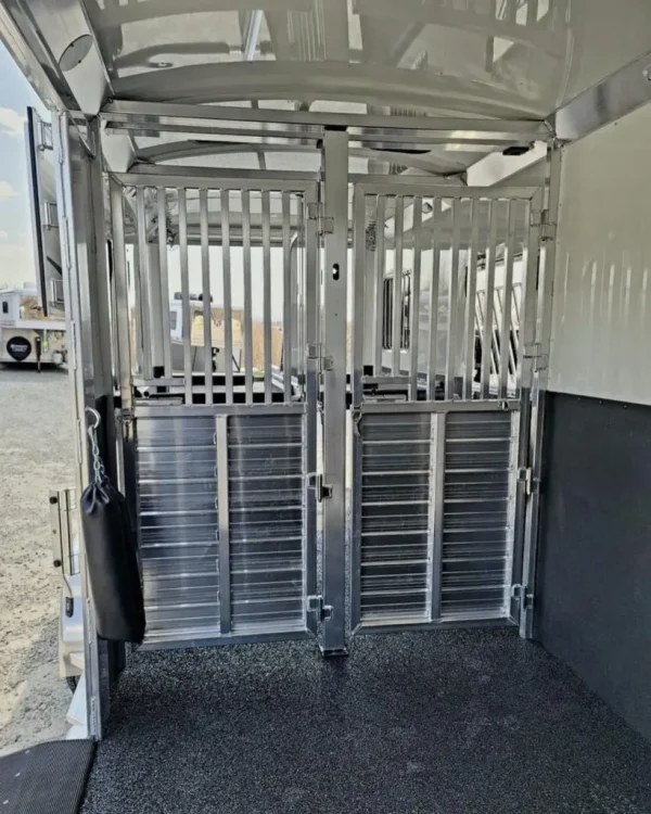 342865342_633045084847573_8814419548073027948_n-819x1024-1.webp 2023 4 Star 2+1 gooseneck