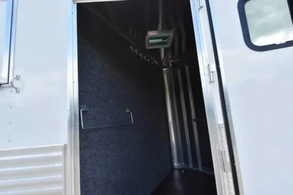 2018 Lakota 84HBPSL 4 Horse Trailer with 2′ Short Wall