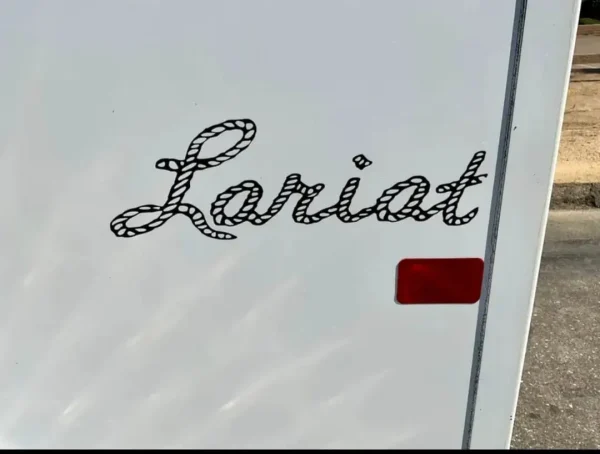 447689507_122148939044180202_2234471435513187949_n.webp 2007 Circle J 2 Horse Trailer Slant Load