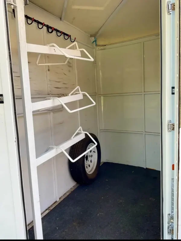 447861507_122148938786180202_8816270242541089042_n.webp 2007 Circle J 2 Horse Trailer Slant Load